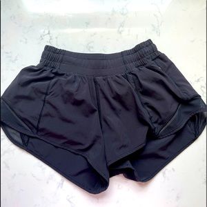Lululemon Hotty Hot Shorts 2.5in Size:2
